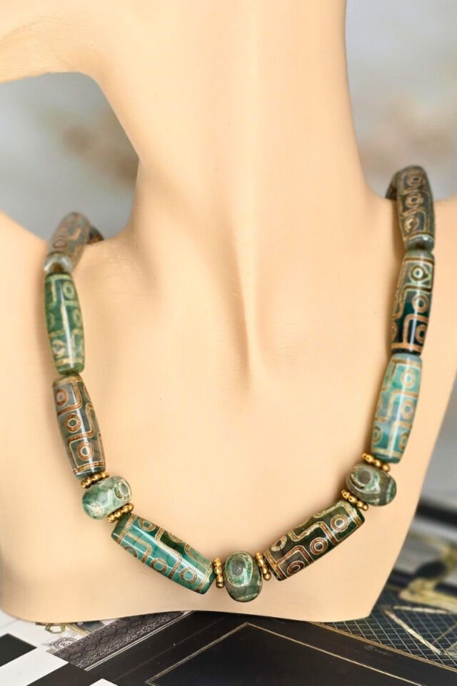 Berra Tibet Akik Doğal Taş Tasarım Kolye (925 Ayar Gümüş Üzeri Altın Kaplama)